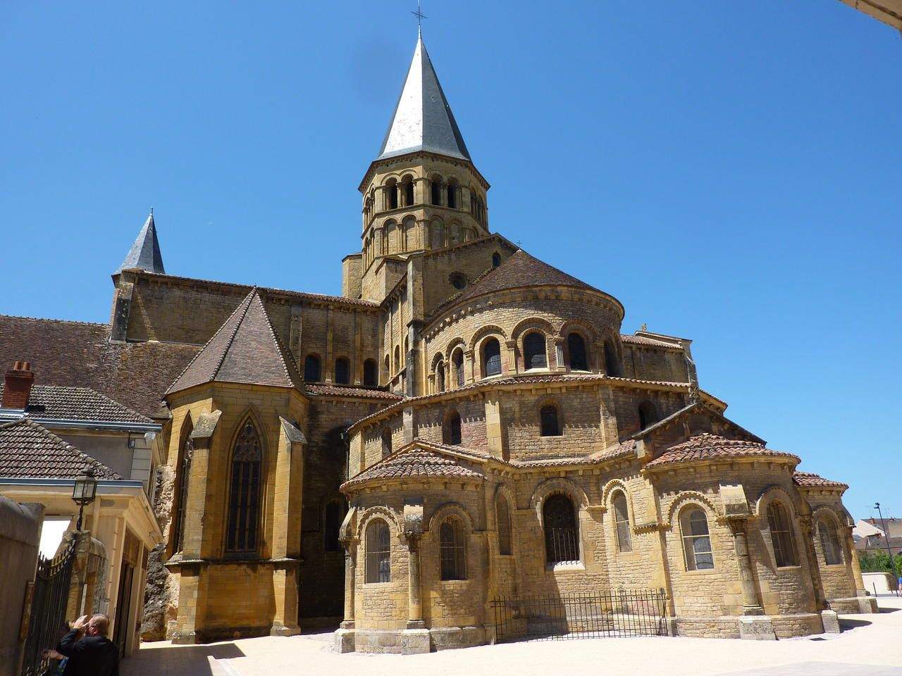 Eglise de Luzy, accessible depuis l'Hôtel du Morvan dans La Nièvre, Hôtel situé dans le Parc Naturel du Morvan proche de la gare de Luzy